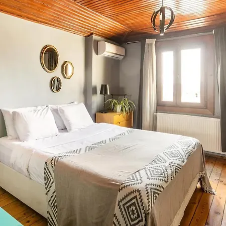 Cosy Roof Flat On 5th Floor With Bosphorus View *